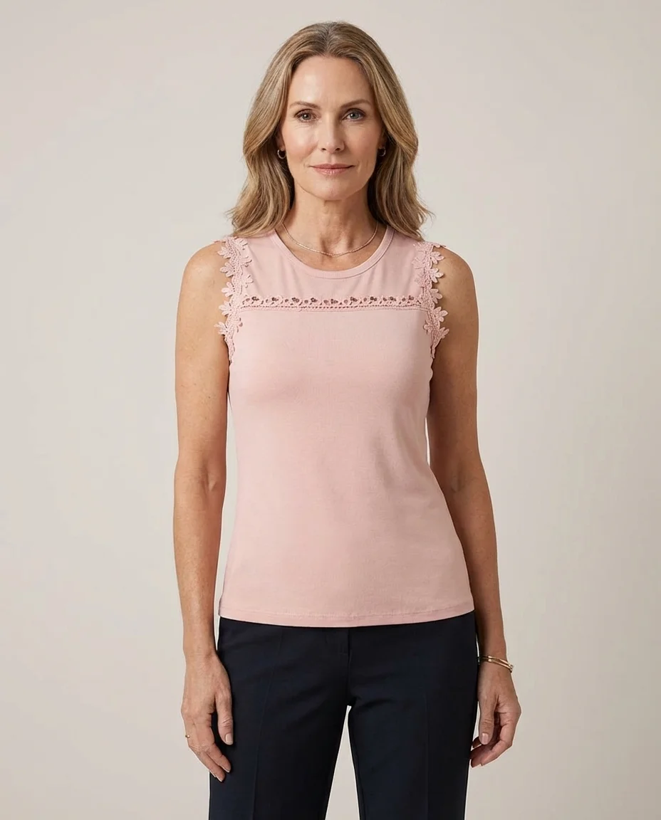 Blusa em Malha Rosa com Detalhes em Renda e Pedraria