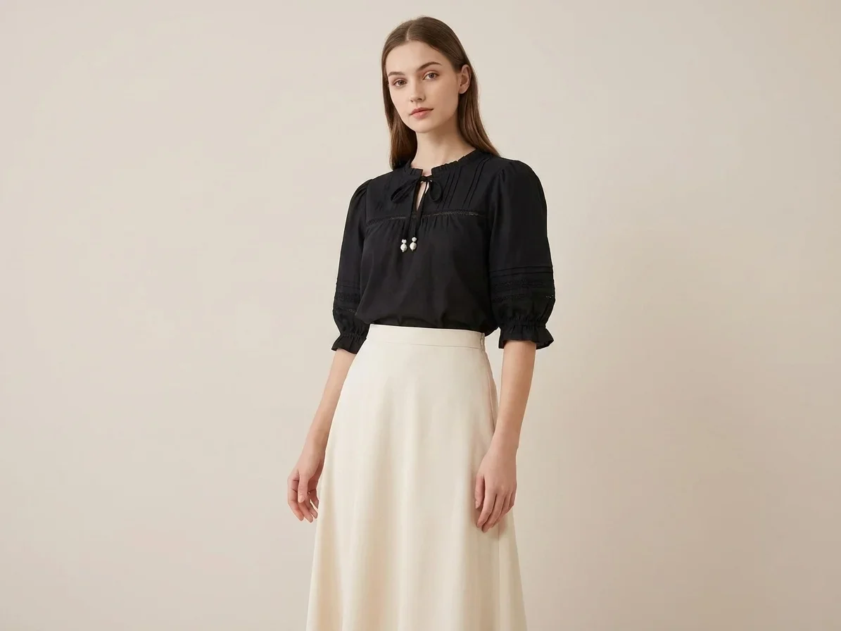 Blusa Plus Size Lavinia Hapuk Preta com Amarração e Pérolas