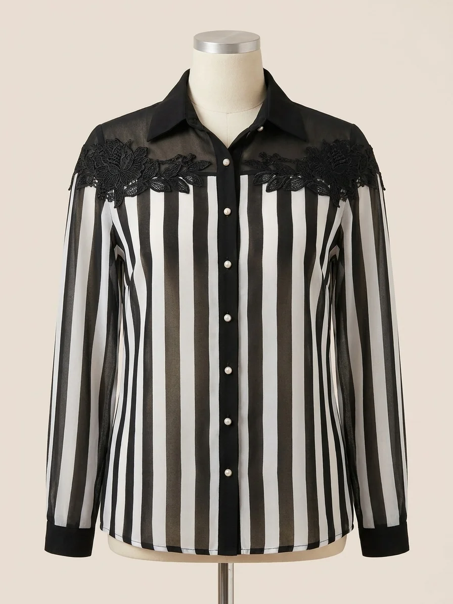 Camisa Feminina Listrada Preto e Branco com Detalhe em Renda Via Caruso