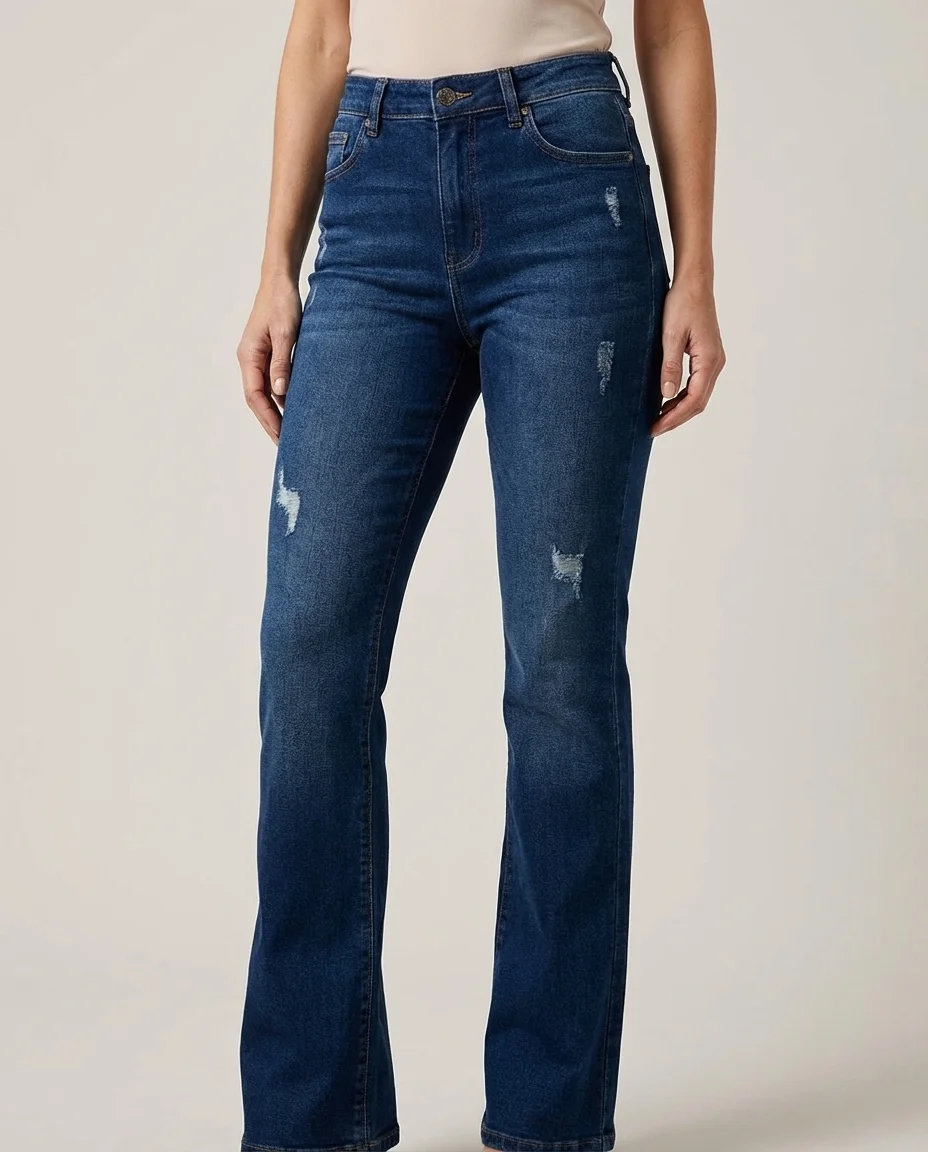 Calça Jeans Boot Cut Azul Escuro com Detalhes Desgastados