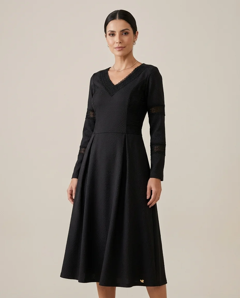 Vestido Midi Preto Elegante com Detalhes em Renda Via Caruso